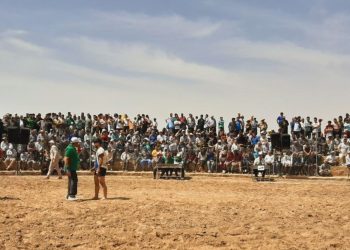 مسابقات کشتی با چوخه در گود شهدای شهر حکم آباد از توابع شهرستان جوین