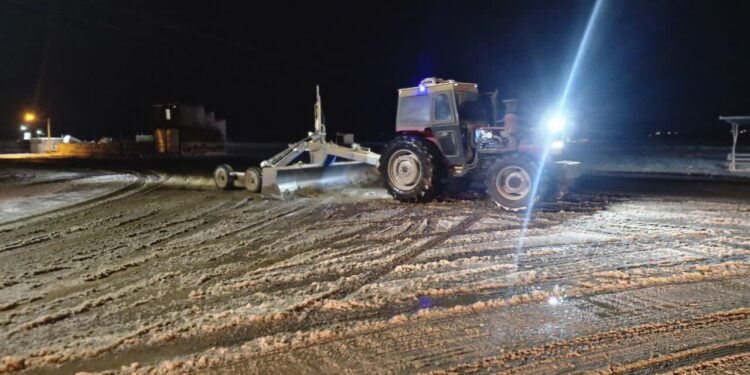 خدمت‌رسانی بی‌وقفه دستگاه‌های اجرایی جوین در شرایط برفی